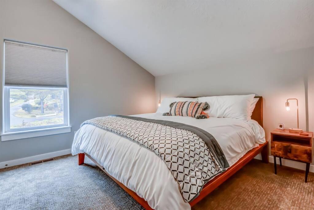 New Tri-Level Home With Ocean View And 3 En-Suite Bedrooms! Depoe Bay Exterior foto