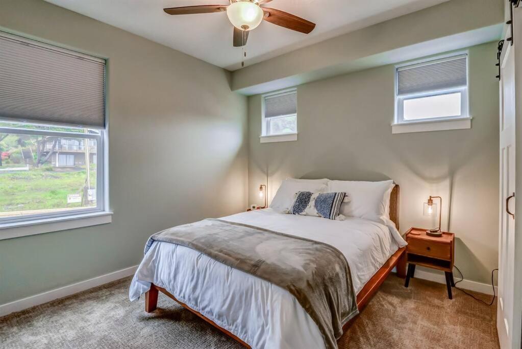 New Tri-Level Home With Ocean View And 3 En-Suite Bedrooms! Depoe Bay Exterior foto