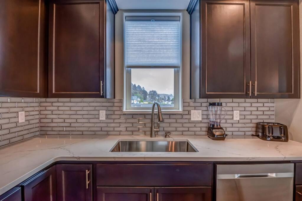 New Tri-Level Home With Ocean View And 3 En-Suite Bedrooms! Depoe Bay Exterior foto