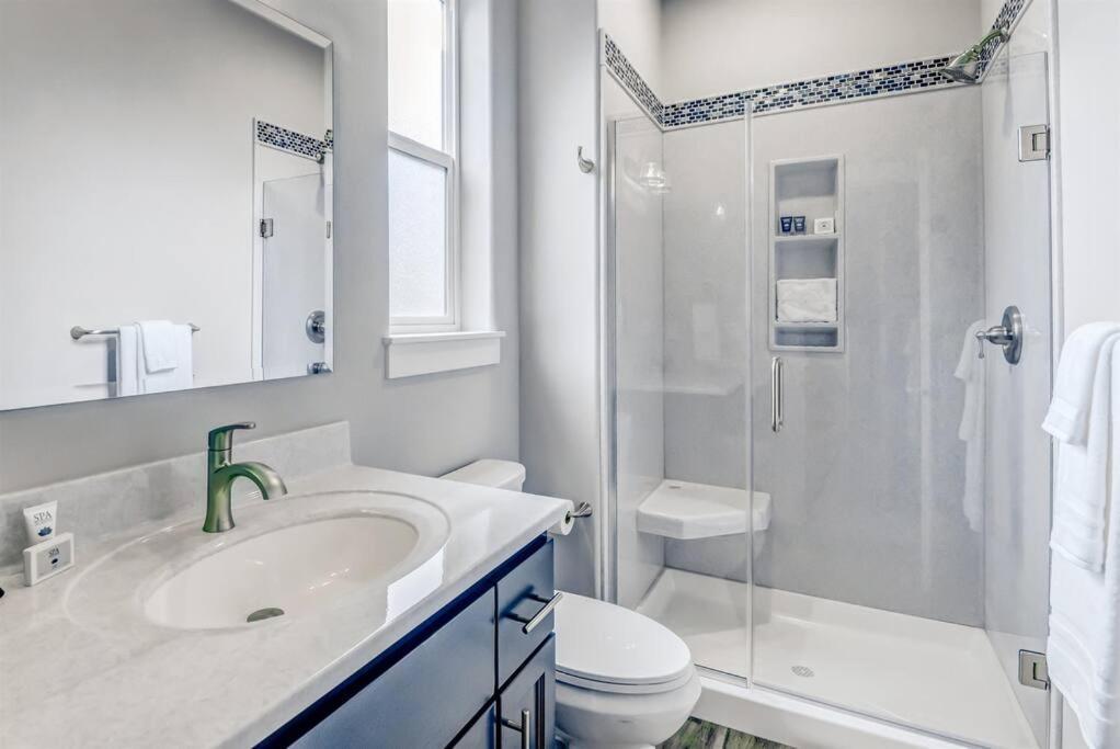 New Tri-Level Home With Ocean View And 3 En-Suite Bedrooms! Depoe Bay Exterior foto