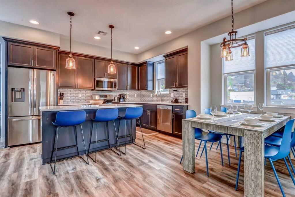 New Tri-Level Home With Ocean View And 3 En-Suite Bedrooms! Depoe Bay Exterior foto