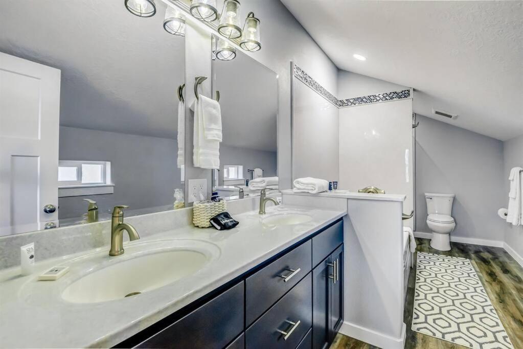 New Tri-Level Home With Ocean View And 3 En-Suite Bedrooms! Depoe Bay Exterior foto